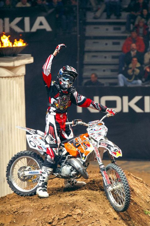 2018年:petr pilat是一名专业的fmx(花式极限摩托运动)车手,有丰富的