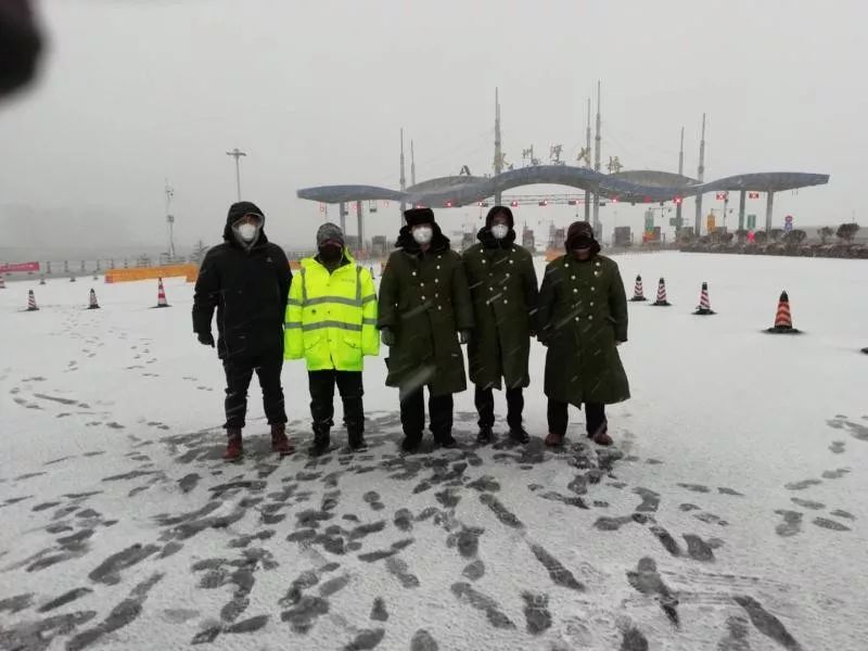 风雪中,李沧城市管理者"逆风"前行