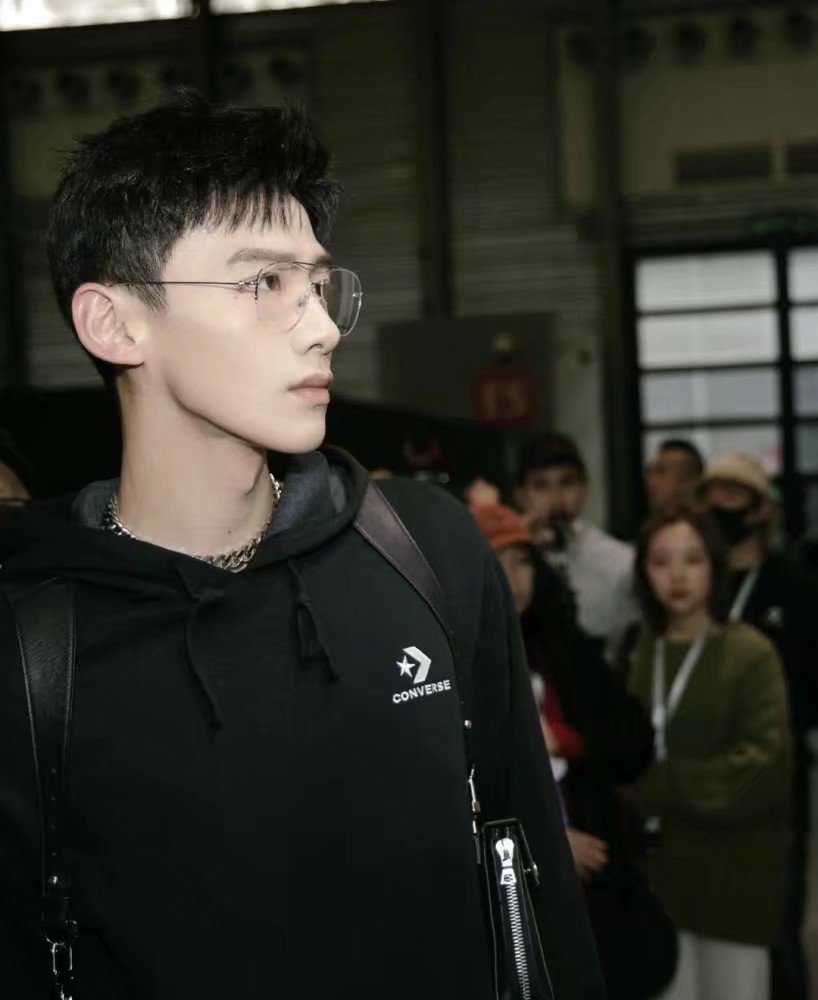 别再追捧aj了白敬亭带火了蓝带匡威配开叉裤贼显高