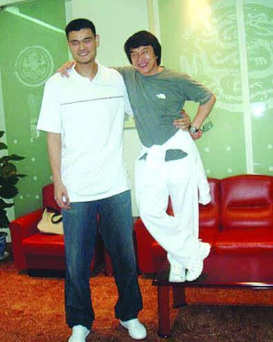 盘点与姚明合影攻略成龙站椅子曾志伟仰望星空杨幂最机智