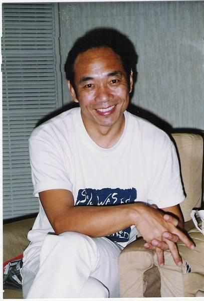 有一天第五代导演张军钊为他执导的《一个和八个》挑选了很长时间之后