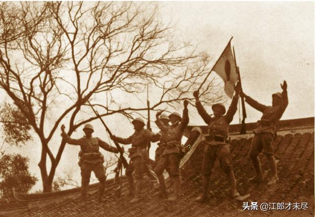 下图:10月26日,经过激烈战斗,占领大场镇的日军步兵第18联队.