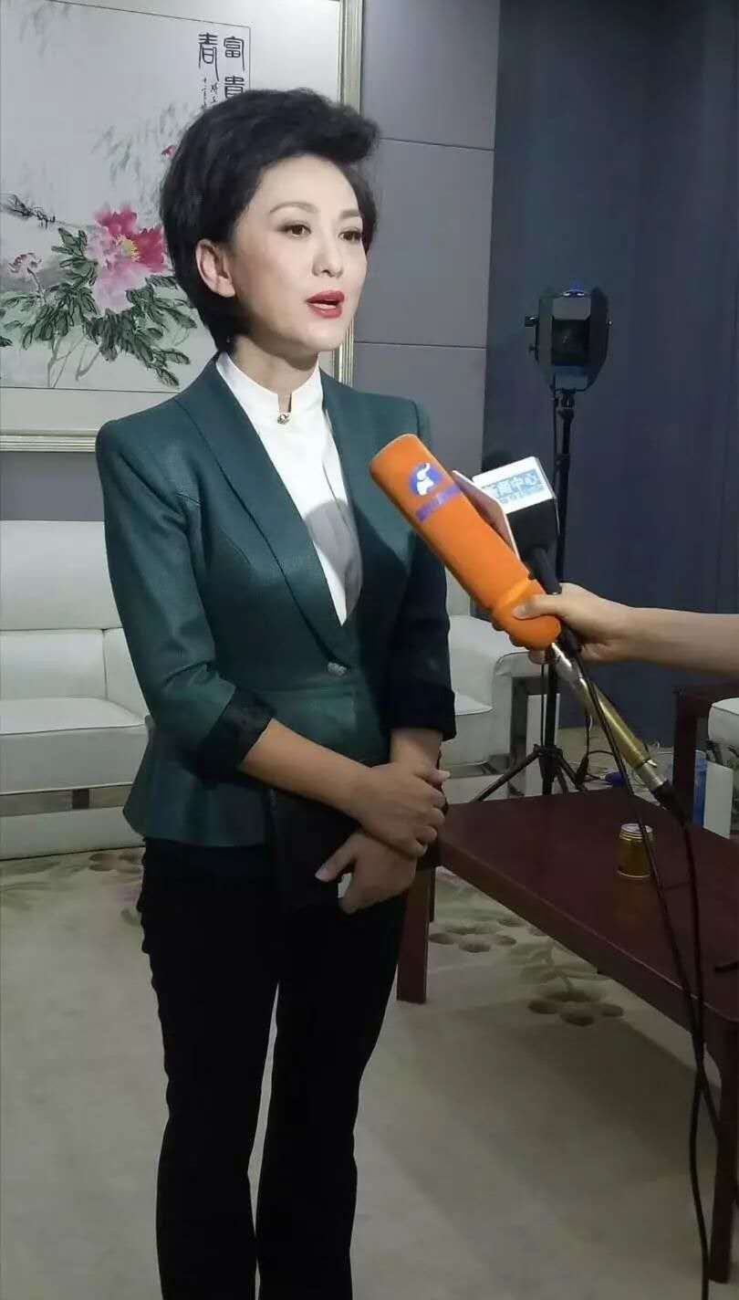 央视最强女主播!海霞念11分钟急稿零失误,穿职业装气质太出众