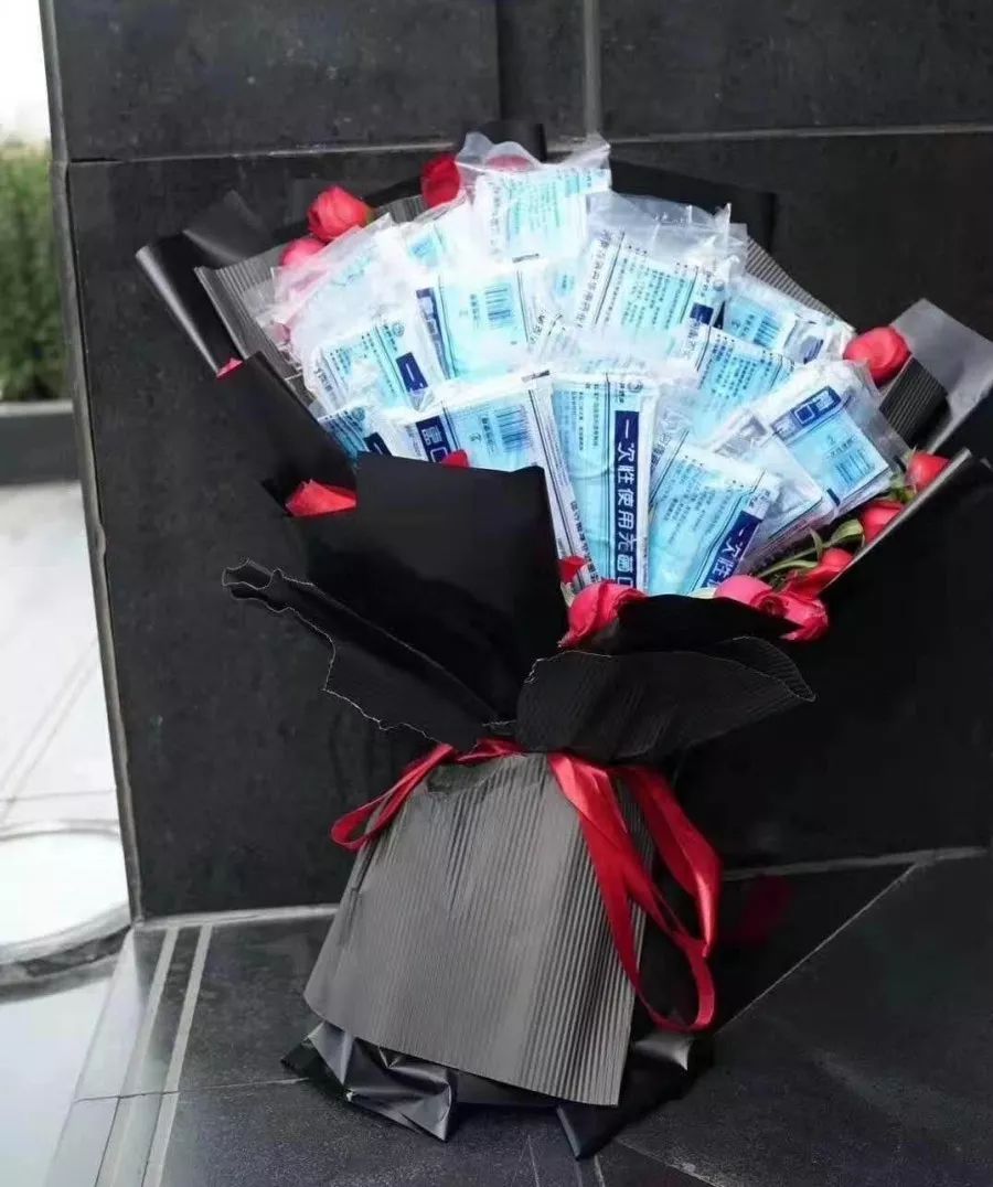 "我给你抢(买)的情人节礼物,口罩和酒精到了吗""拿快递记得先消毒.