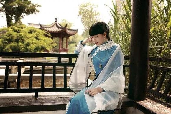 岳绮罗品茶之时,又换了一件淡蓝色,嵌着白色蕾丝花边儿的修身长款旗袍