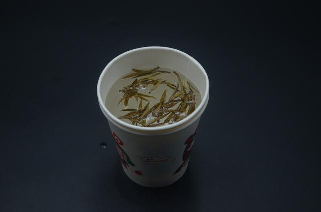 一次性纸杯底部戳几个洞放在家里特别实用一年能省几百元