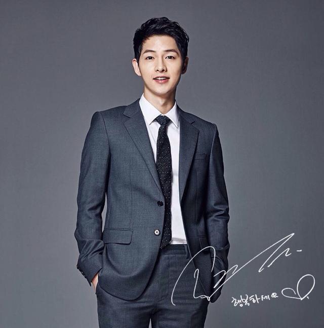 宋仲基离婚后重走花路,比起之前更加随性,秒变时尚达人_衬衫