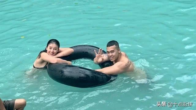 张曼源情人节撒狗粮晒泳装亲吻照男友高调称要一起健身睡觉