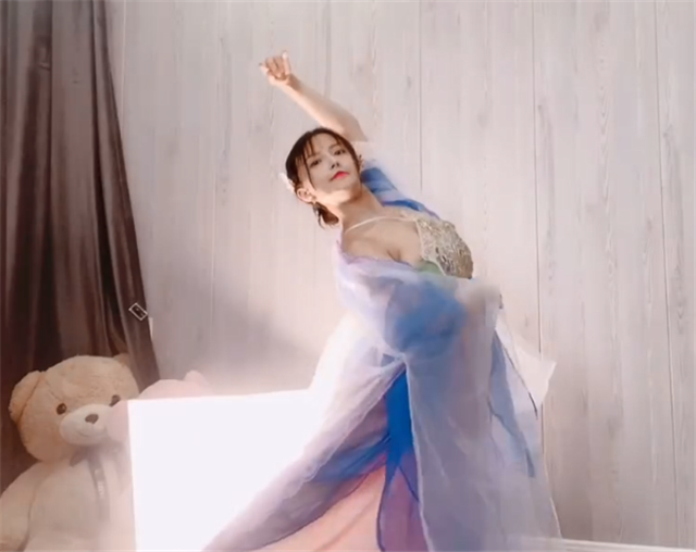 最近一段时间,古阿扎发了几支自己跳舞的视频,镜头中的她身穿漂亮的