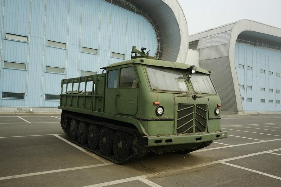 解放军炮兵部队急需满足在铺装路面对152mm口径重型火炮牵引任务,较