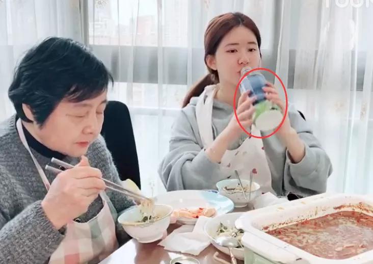 赵露思吃火锅谁留意她的吃菜方式观众22岁赵露思太真实了