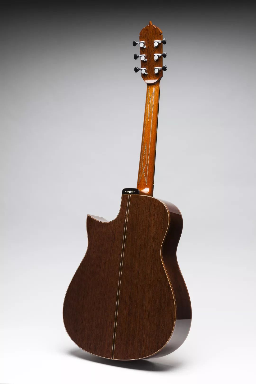 的曲子,他们分别使用的是waterroad以及世界顶级的somogyi吉他