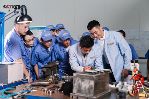 李滨本可以拥有稳定的工作,但他不甘于"平庸"人生,想要在轴承生产的