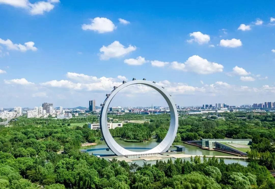 踏着东经120度合影想去紫荆公园看"时来运转"摩天轮经历岁月的洗礼却