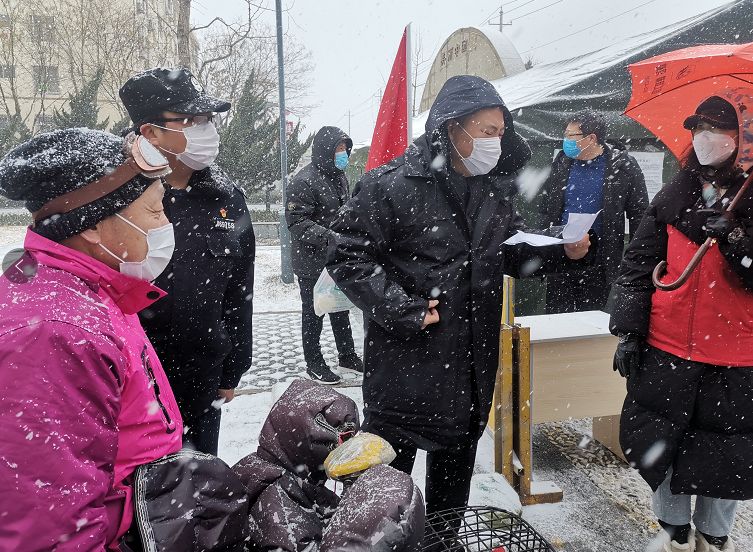 风雪中的坚守丨守住职责,守住信念,抗击疫情我们乳山人风雪无阻!