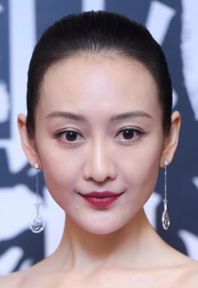 王鸥真是魔鬼比例白色鱼尾裙遮不住韵味腰臀曲线太惊艳