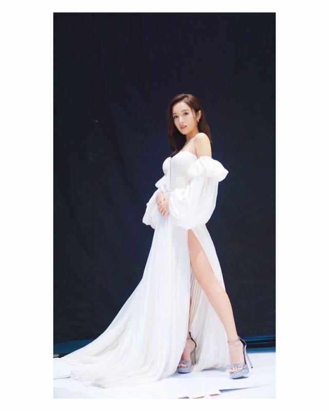 拥有诱人身材的邝洁楹,被宅男称为"仙气女神",虽然身材不高,但是身材