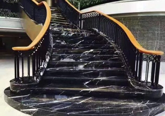 黑白根,产地有广西和湖北.底色黑,根状白花,光度好,易胶补.