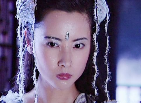 唐人最经典的一部神话剧《天地传说之鱼美人》里,杨明娜饰演蚌精明珠