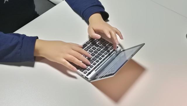 移动办公轻选择女票入手的这款掌上电脑很便携