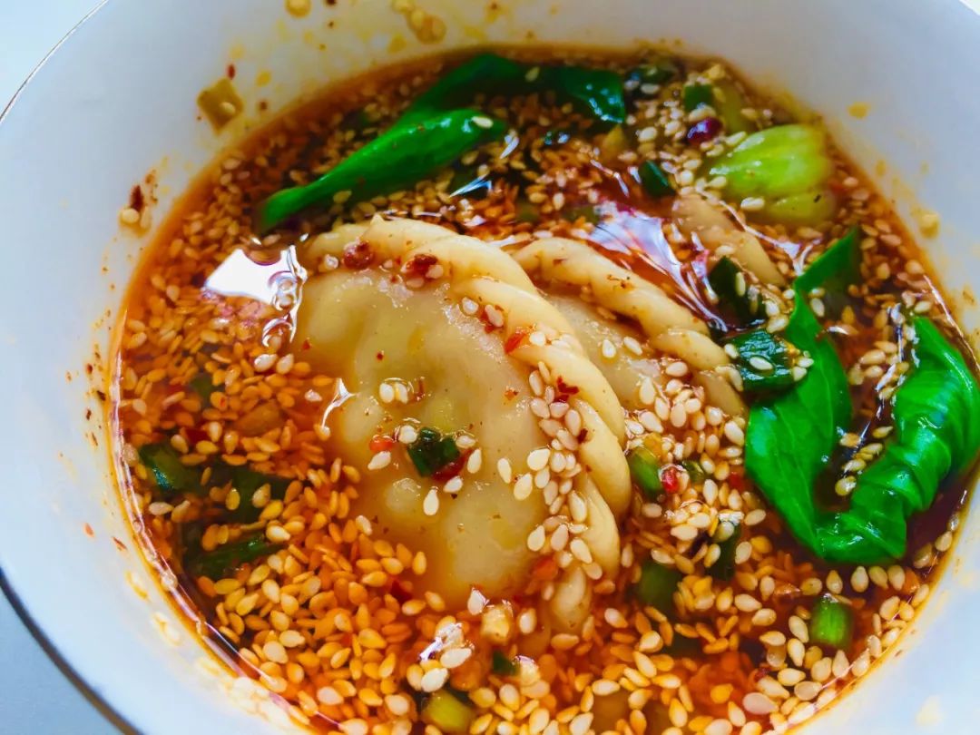 鸡汁土豆泥包的煎饺,竟然意外地香香香香香!上桌秒光!