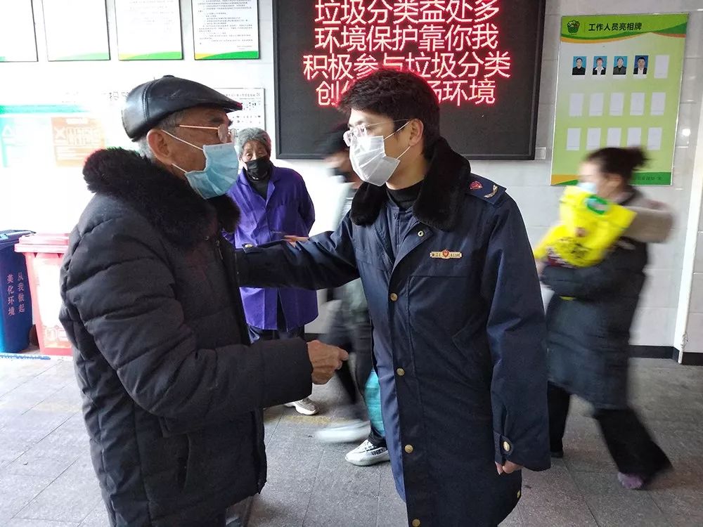 管建军452月2日早上,许美丽在酒店安排工作时,又接到街道办事处通知