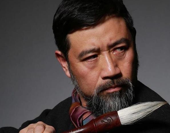 曾经名气不输李连杰,最红时为学业放弃演戏,复出后只能演配角_徐向东