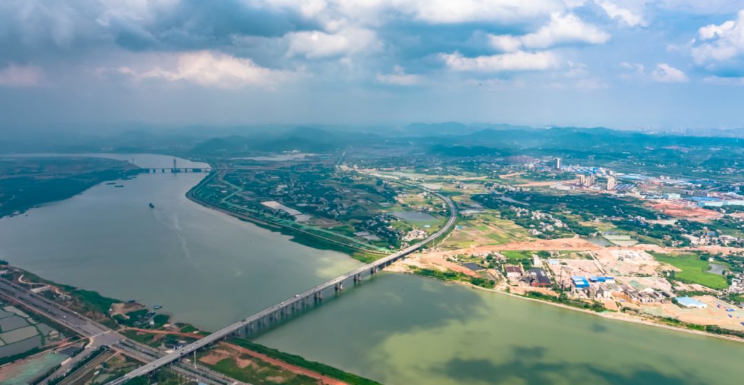 湖南湘江流经湘潭咱们从航拍的角度来飞阅这里的大桥