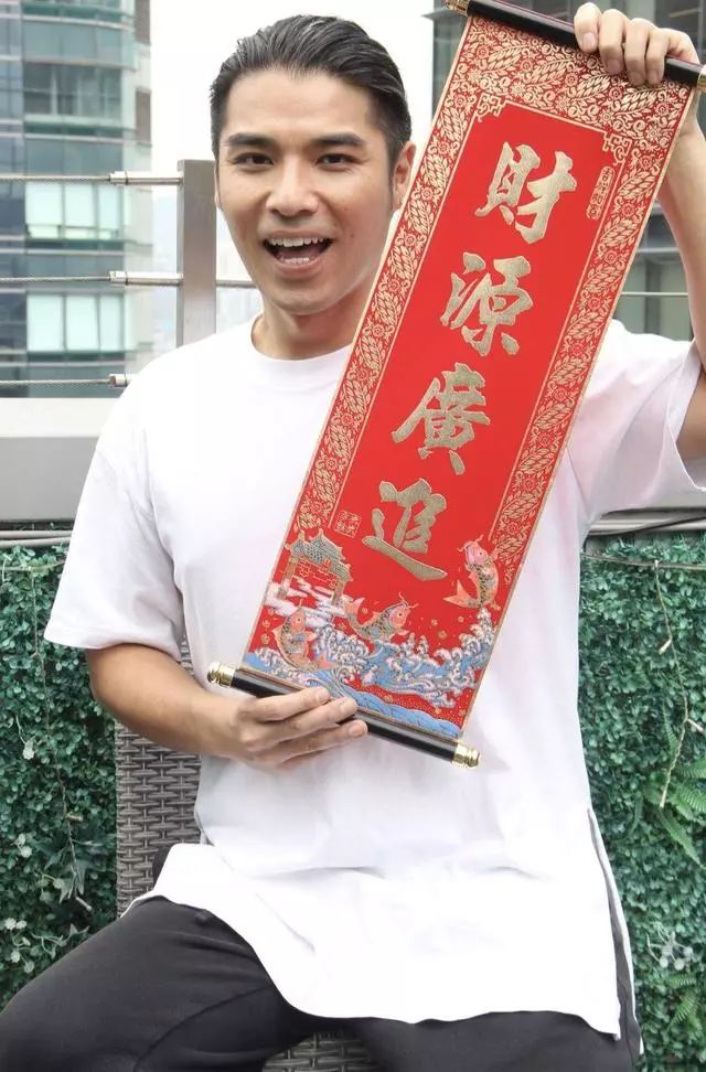 而姜文杰除了为该电影配乐演出之外,还特意请来了自己的爸爸老戏骨