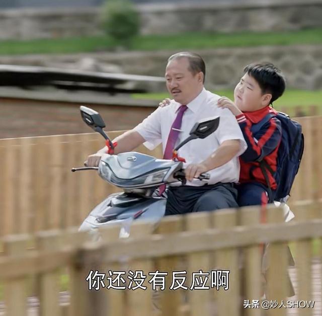 5岁被赵本山选中演谢腾飞,爆红后因笑声被骂,这孩子做错了什么_曹桐睿