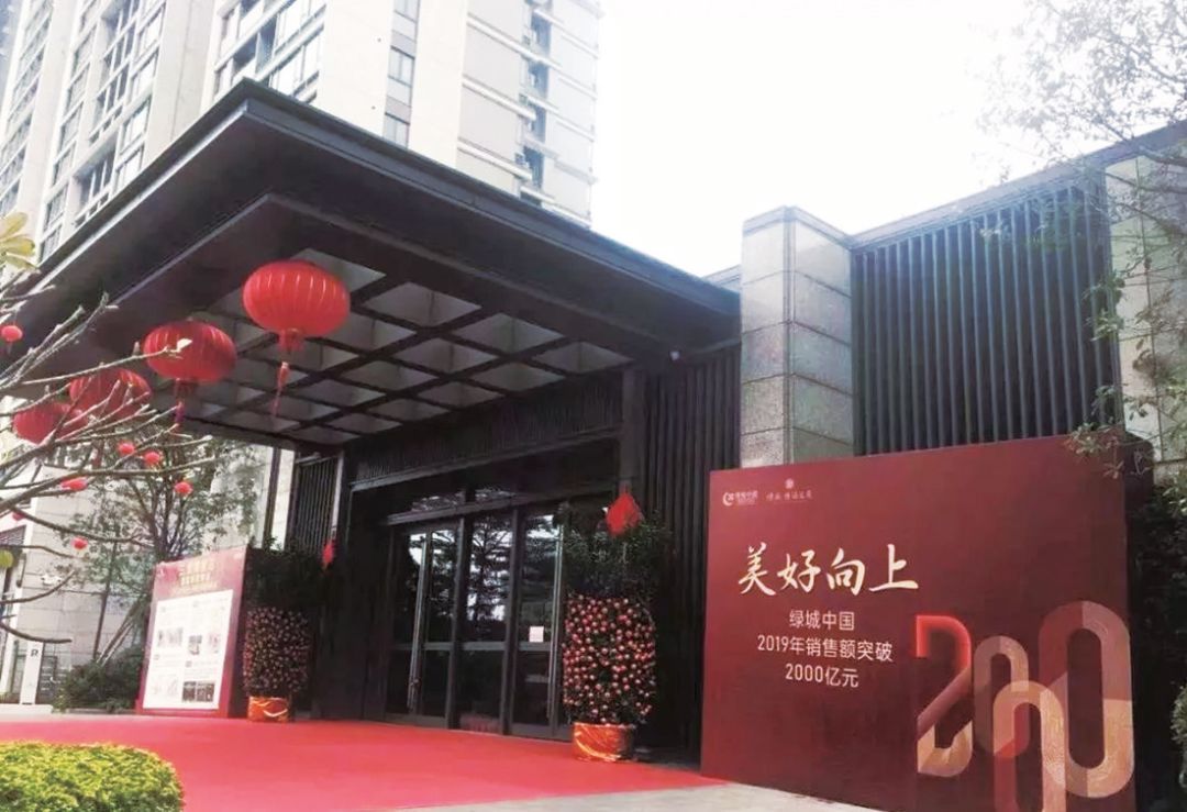 开车一路经过市内多个项目营销中心,发现几乎无一例外都大门紧锁,在