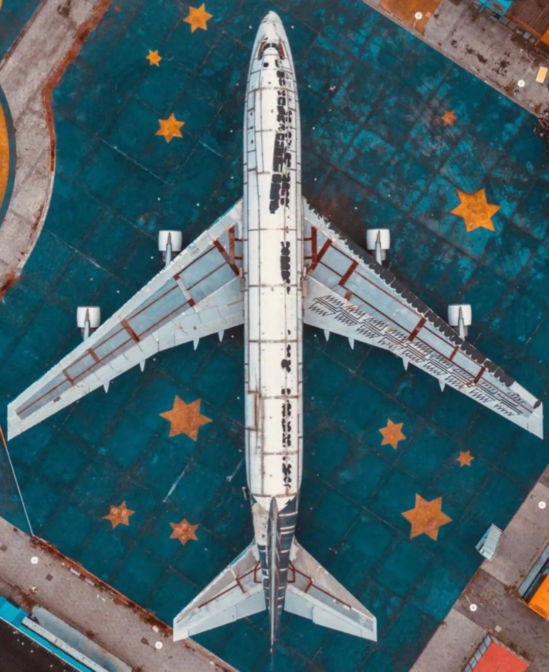 最后一架被废弃的播音747停在空旷的场地