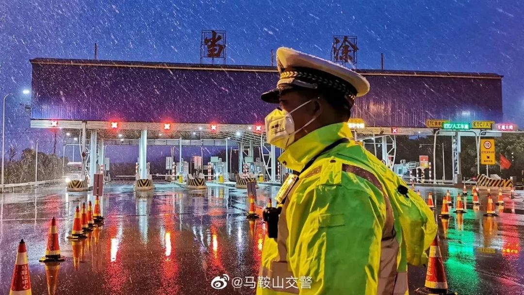 马鞍山街头这一幕看哭了!谢谢你 用生命保护我!_疫情