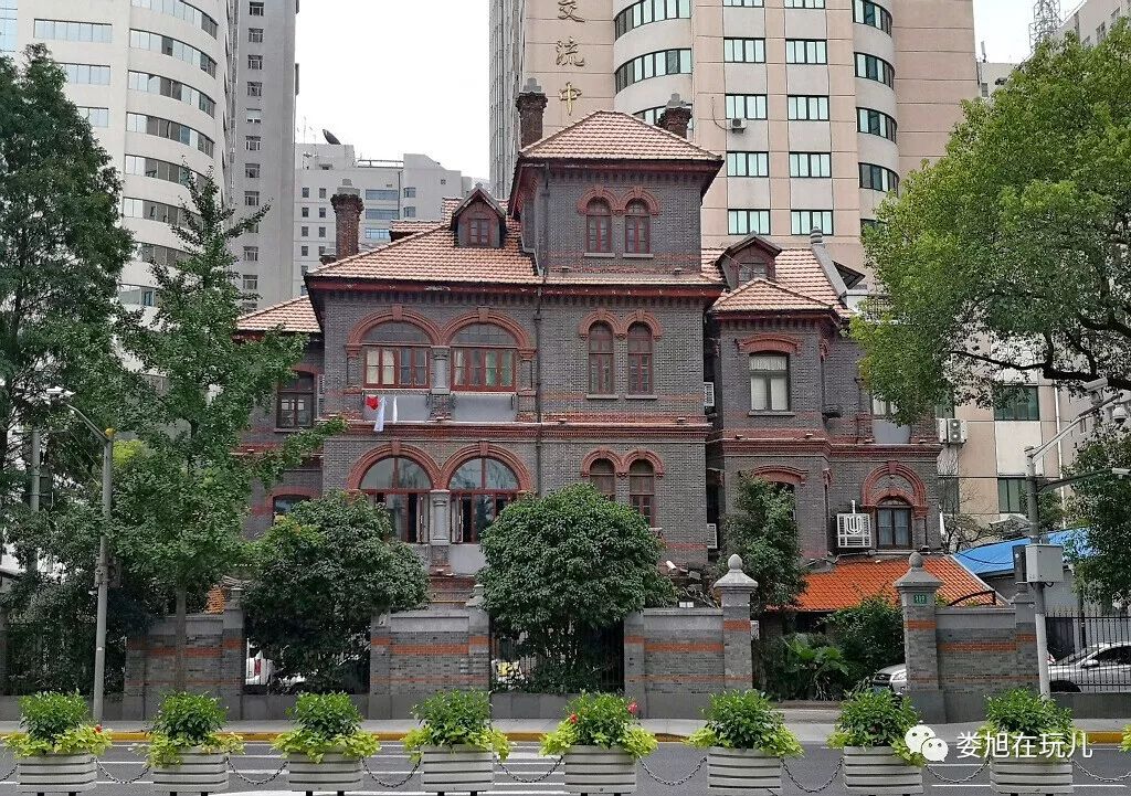 这座小楼据说现为某军队单位宿舍它原来曾经是锡珍女子中学的校舍锡珍