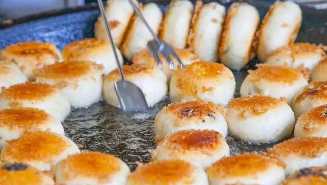 "易炸体质" 汽水包下油锅,翻面,起锅,做面窝讲究的就是技术活.