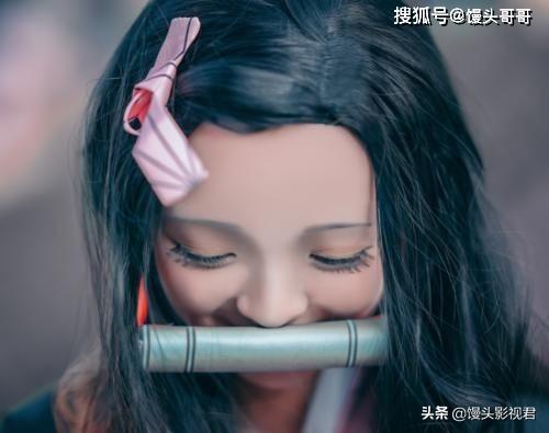 15岁萝莉cos祢豆子,为了秀腿绑上4个沙包,不怕练出肌肉?