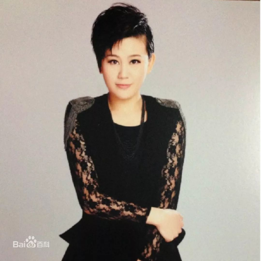 首席指挥 艺术总监:邢珊珊北京青年合唱团常任指挥,声乐硕士,自2001年