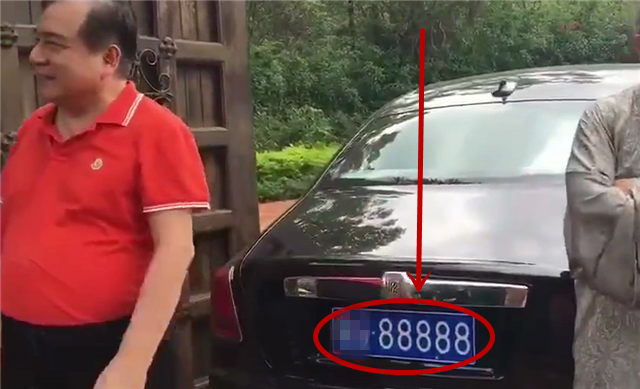 挂88888车牌的劳斯莱斯与李晓华合影,牌就值6位数,车主不简单