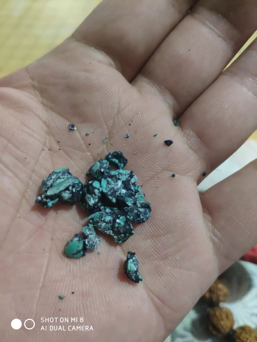 一手搓碎绿松石朋友你练过金刚掌吗