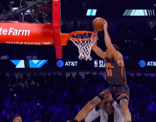 一扣当中,魔术队的当家巨星戈登飞跃了身高2米26的非洲姚明塔克法尔