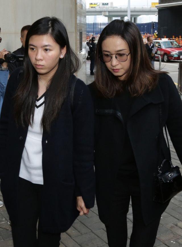 原创许晋亨携妻儿送父亲出殡李嘉欣不舍公公离去哭到鼻子都红了