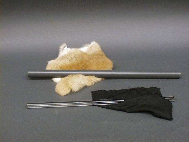 比如你的袜子在地毯上摩擦,或者用丝绸摩擦一根玻璃棒