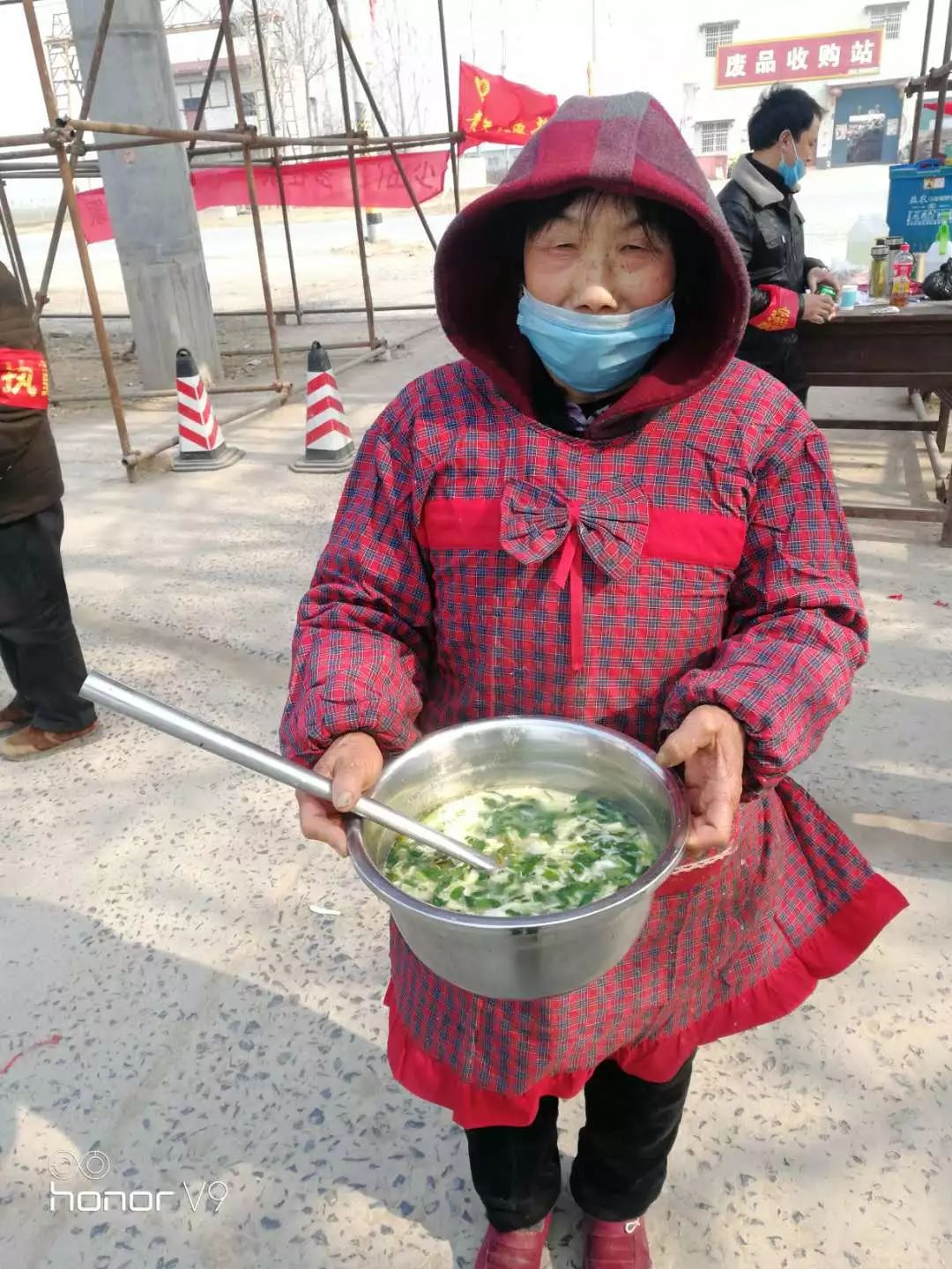 温暖你在疫情防控点防守我来送饭