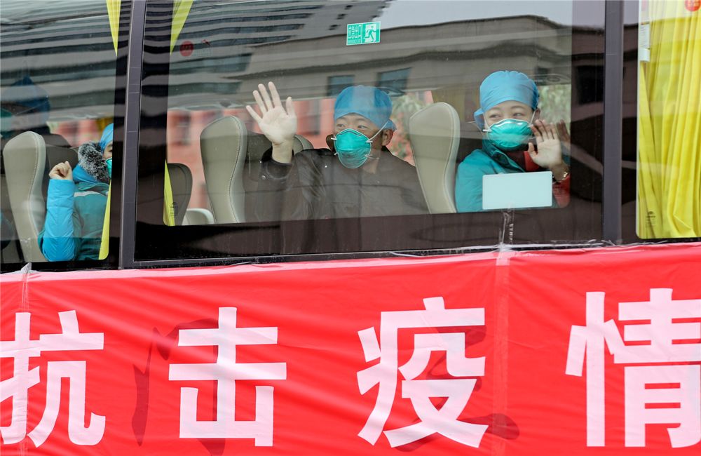 高清组图出发河南第八批援鄂医疗队出征武汉