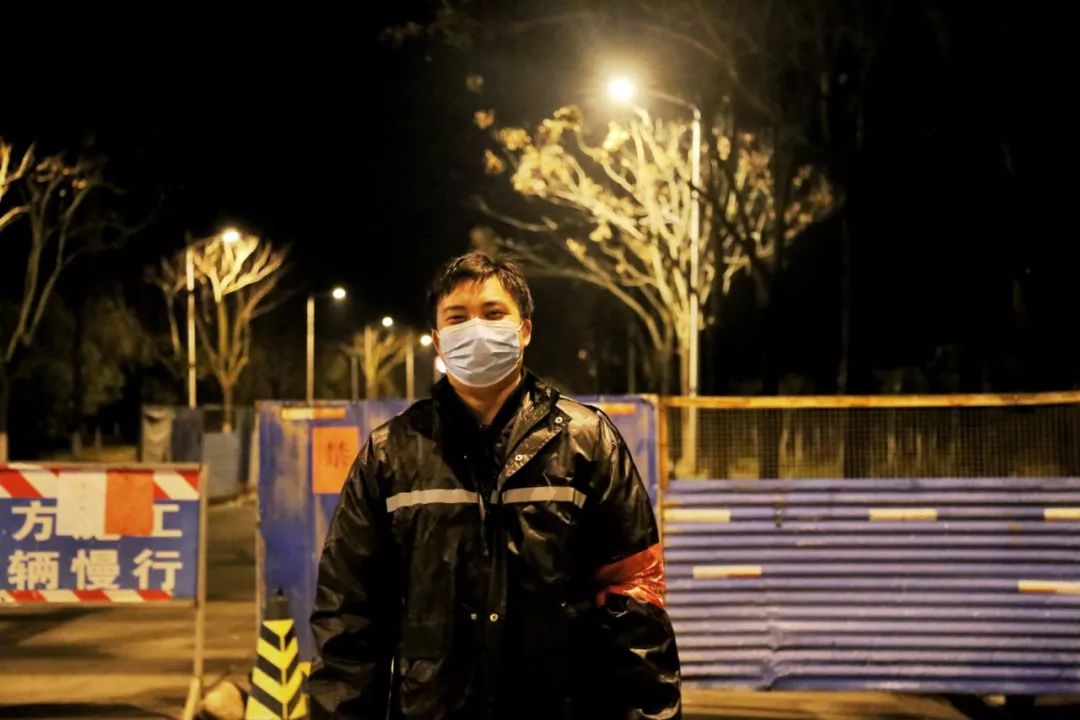 黑夜中最闪亮的星云池疫情防控守夜人