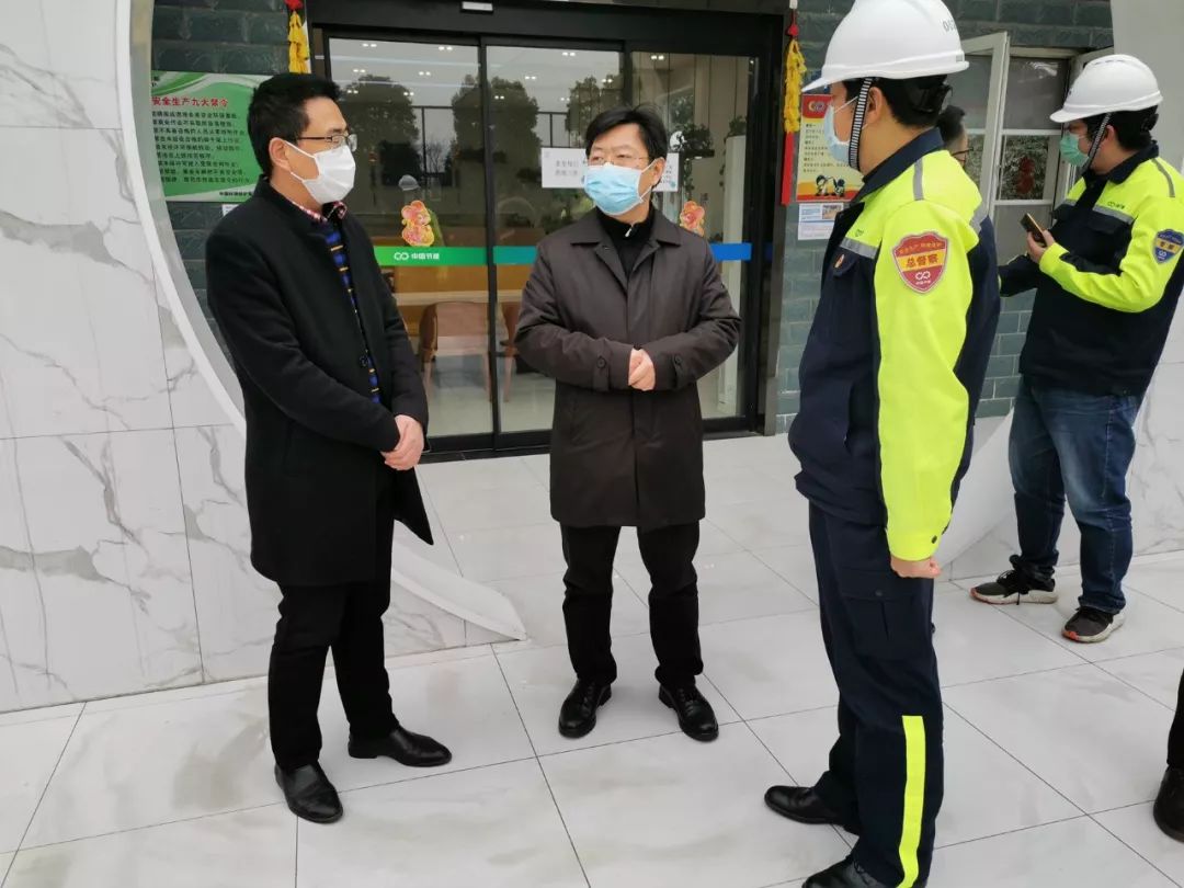 检查生活垃圾及废弃口罩处置情况吴世国同志重点了解了复工企业周边