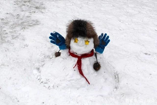 内蒙古包头一场雪,一小学学生堆的上百个"雪宝宝