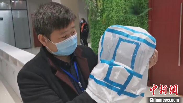 常省委介绍"隔离帽"功能 王志勇 摄一名体验者在尝试