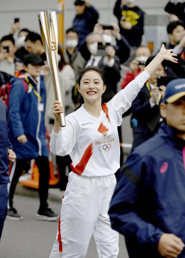 原创石原里美现身奥运会圣火传递穿制服元气十足手持火炬姿势太美
