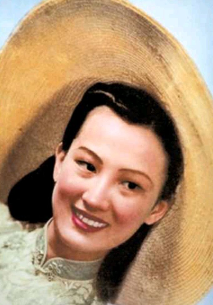 原创天生美人胚子童年被卖三次如今一组老照片卖218万